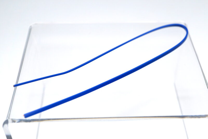 青色のリード線が付属