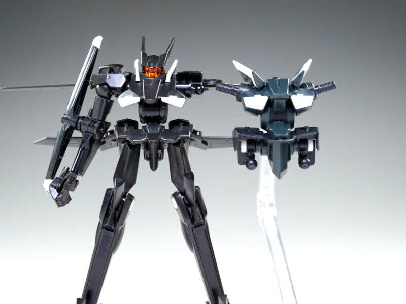 「HGフラッグカスタム（左）」と