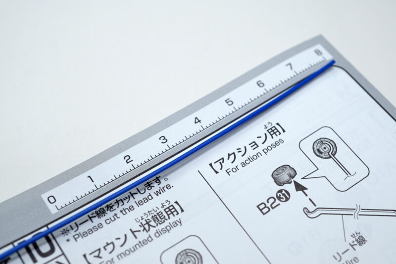 接続ケーブル再現用のため付属のリード線を切断します
