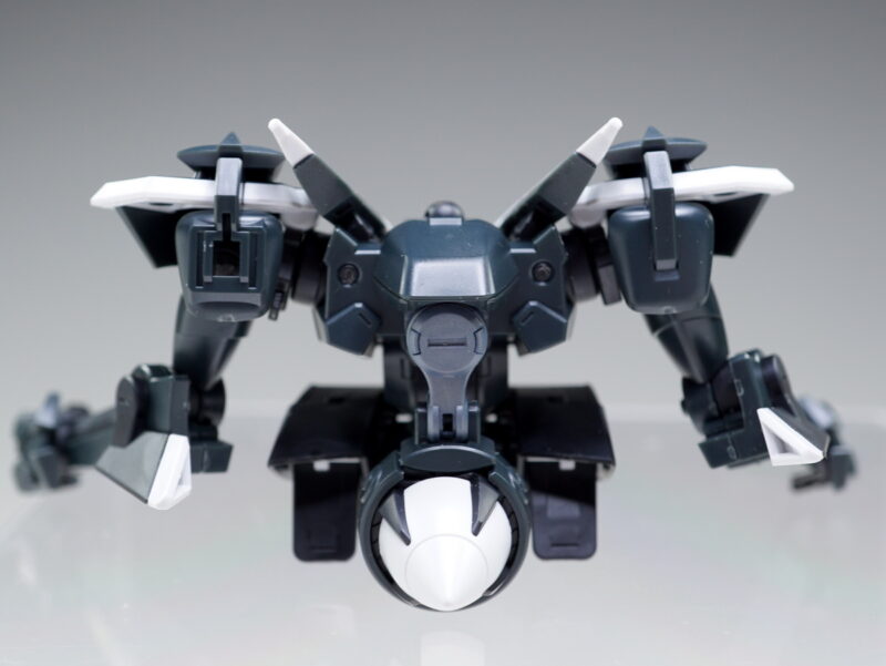 肩アーマーは左右で形状が異なります