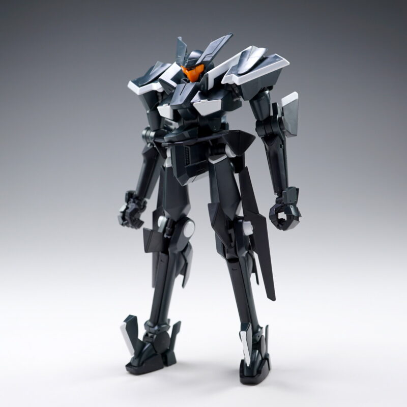 脚部を取り付けて本体の完成