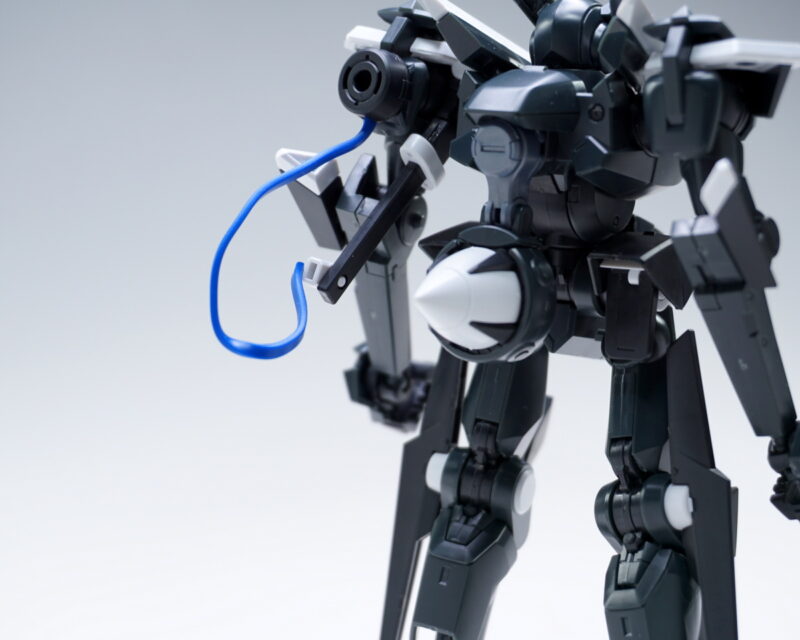 ケーブルとビームサーベルが左肩にマウントされます