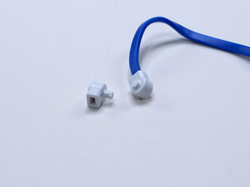 あーだこーだ動かして気付いたらビームサーベルの柄とケーブルの接続パーツのピンが折れてた