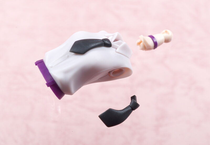 ネクタイパーツは通常とアクション用の2種が付属し選択可能。